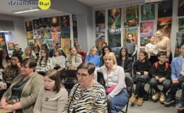 „Wędrując leśnymi ścieżkami” – wystawa prac młodych artystów w MBP