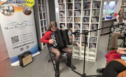 „Wędrując leśnymi ścieżkami” – wystawa prac młodych artystów w MBP