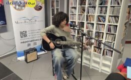 „Wędrując leśnymi ścieżkami” – wystawa prac młodych artystów w MBP