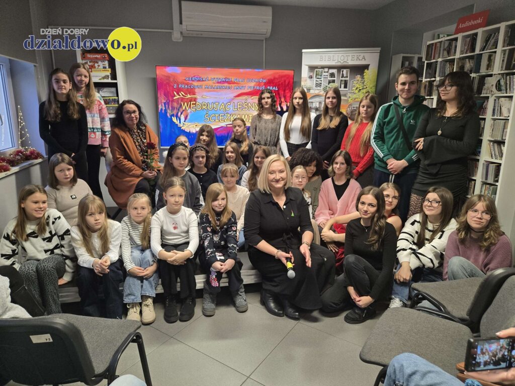 pamiątkowa fotografia młodych artystów, Anny Pietruś-Bral i Justyny Lytvyn