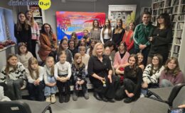 pamiątkowa fotografia młodych artystów, Anny Pietruś-Bral i Justyny Lytvyn