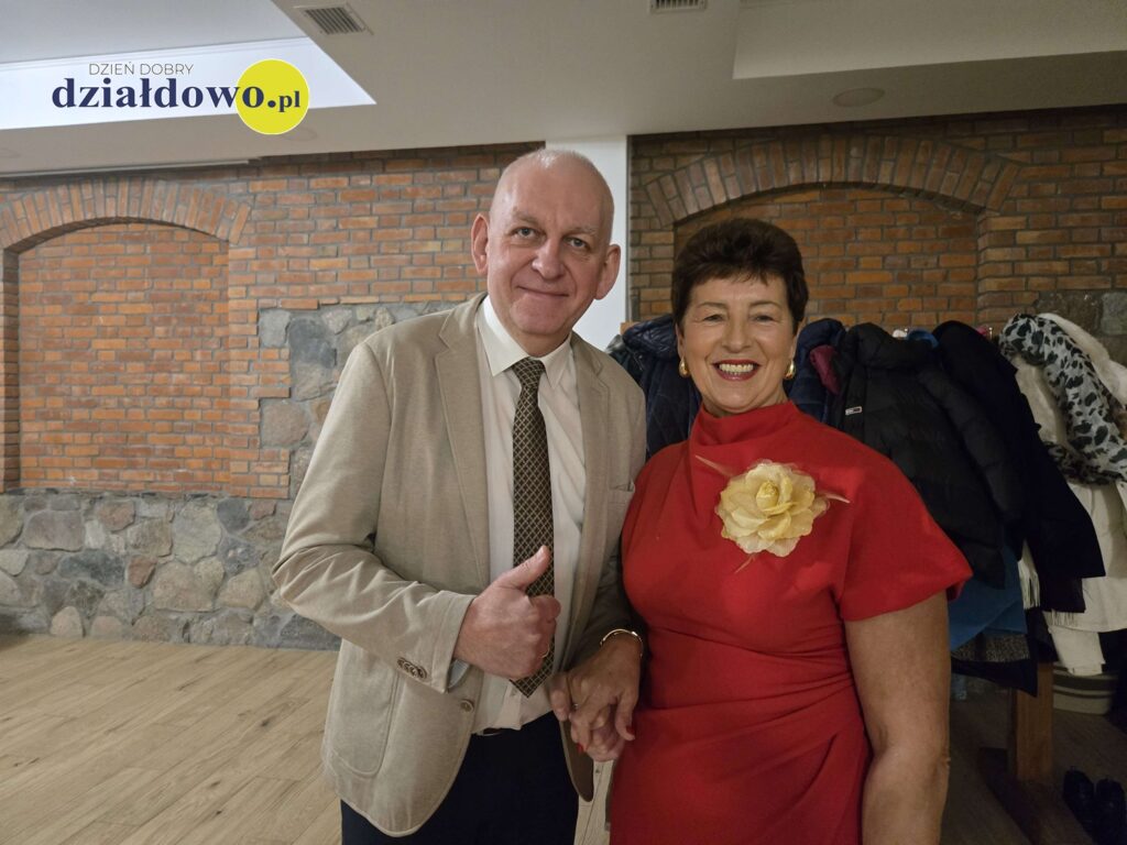 burmistrz Grzegorz Mrowiński i prezes UTW Krystyna Wasiak