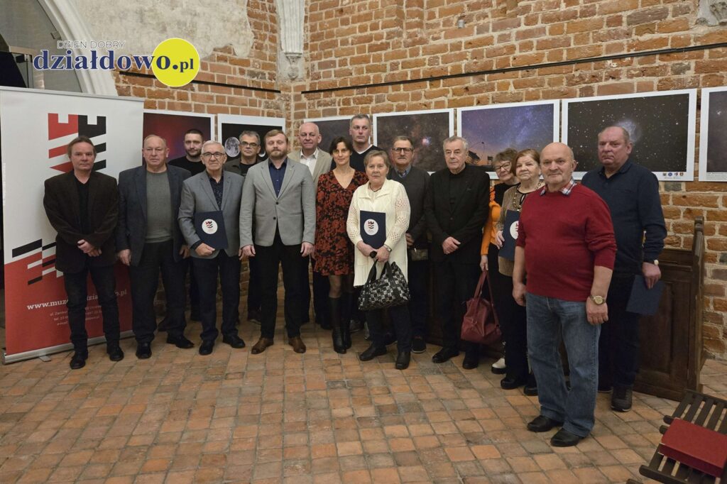 pamiątkowa fotografia osób obecnych na spotkaniu darczyńców Muzeum i wystawie "Kopernik tego nie zobaczył" w zamkowej kaplicy