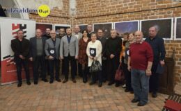 pamiątkowa fotografia osób obecnych na spotkaniu darczyńców Muzeum i wystawie "Kopernik tego nie zobaczył" w zamkowej kaplicy