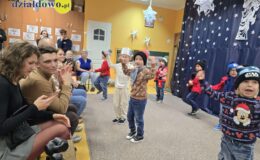 „Hu, hu, ha” – zimowe przedstawienie w Przedszkolu nr 3