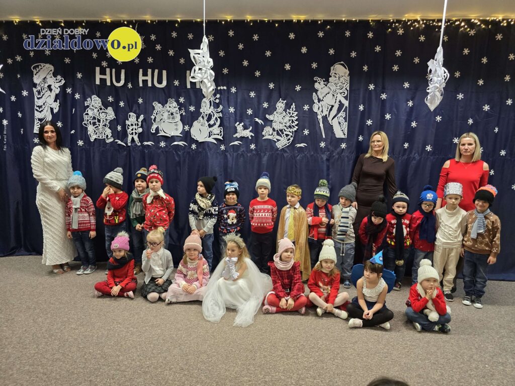 pamiątkowa fotografia przedszkolaków i pań nauczycielek