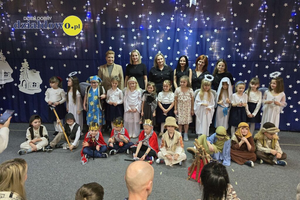 pamiątkowa fotografia przedszkolaków biorących udział w Jasełkach, wiceburmistrz i pań z Przedszkola nr 3 w Działdowie