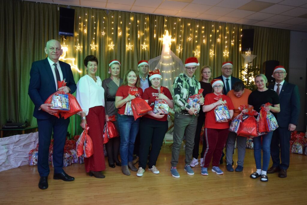 pamiątkowa fotografia osób biorących udział w Wigilii w Polskim Stowarzyszeniu na rzecz Osób z Niepełnosprawnością Intelektualną (PSONI) Koło w Działdowie
