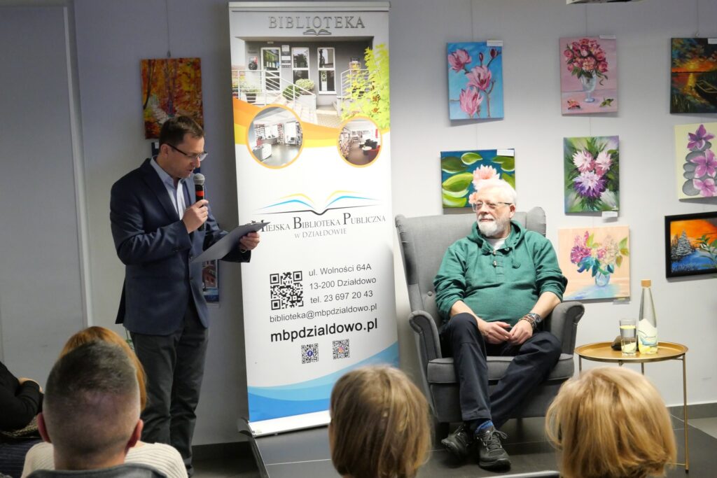 W Miejskiej Bibliotece Publicznej w Działdowie odbyło się niezwykle inspirujące spotkanie autorskie z Tomaszem Raczkiem, wybitnym krytykiem filmowym, publicystą i laureatem prestiżowych nagród.