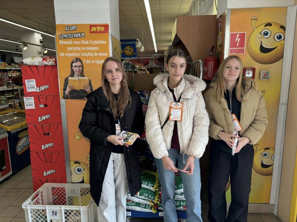 wolontariusze Caritas w jednym ze sklepów podczas Świątecznej Zbiórki Żywności