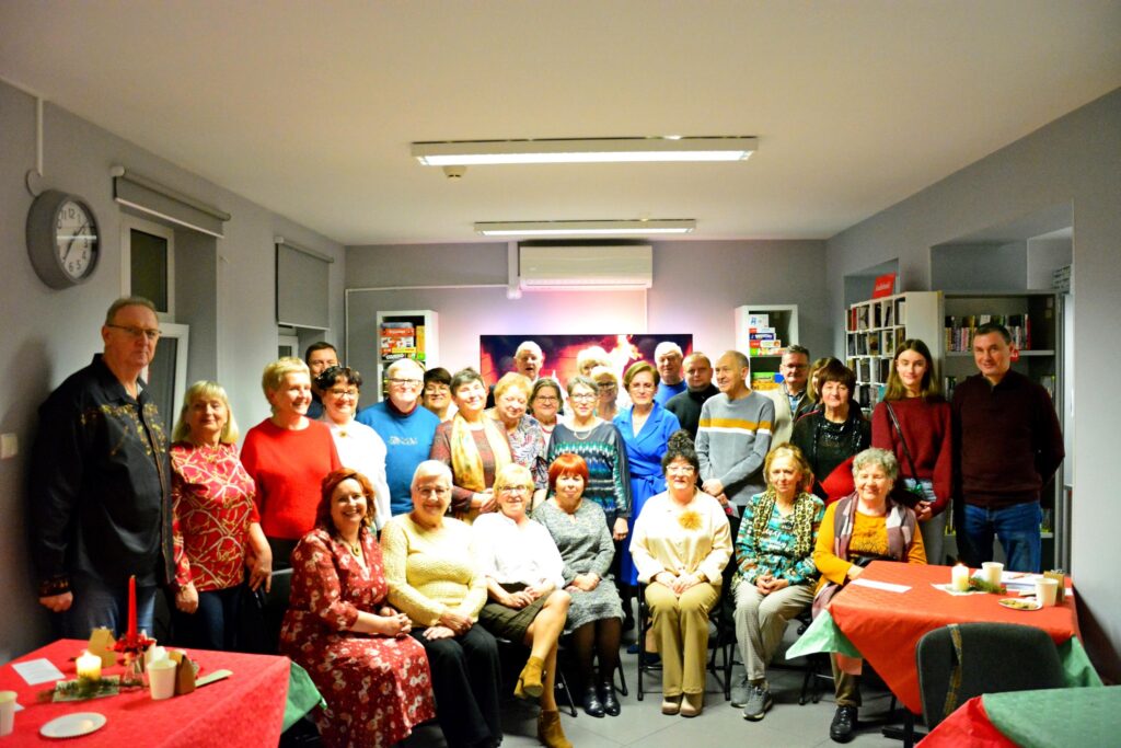 pamiątkowa fotografia uczestników spotkania „Poezja kameralnie” w Miejskiej Bibliotece Publicznej w Działdowiepamiątkowa fotografia uczestników spotkania „Poezja kameralnie” w Miejskiej Bibliotece Publicznej w Działdowie