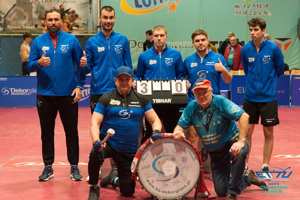 widać 6 mężczyzn w sali gimnastycznej / for. KS Dekorglass