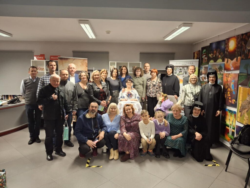 pamiątkowa fotografia obecnych na promocji książki „Boży Plan - śladami Świętej Rodziny” Krystyny Sztramskiej