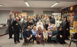 pamiątkowa fotografia obecnych na promocji książki „Boży Plan - śladami Świętej Rodziny” Krystyny Sztramskiej