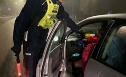widać policjanta podczas działań trzeźwość w powiecie działdowskim / fot. Policja