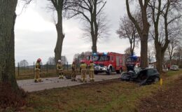 miejsce zdarzenia drogowego w Filicach, widać rozbity samochód, służby ratunkowe / fot. policja