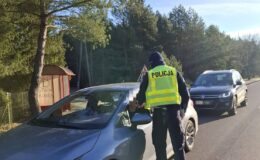 policjant przy samochodzie podczas działań "Trzeźwość" / fot. policja