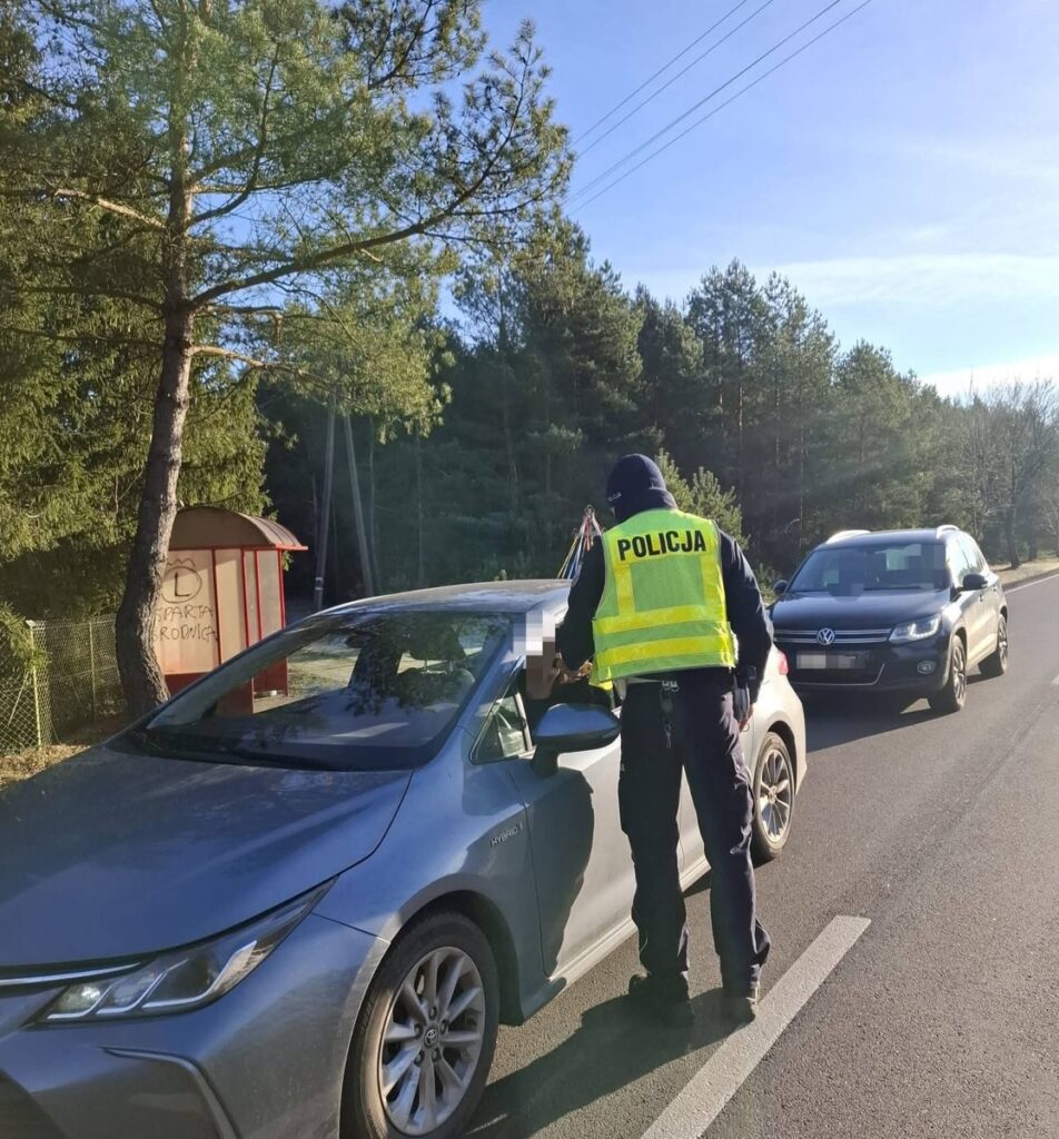 policjant przy samochodzie podczas działań "Trzeźwość" / fot. policja