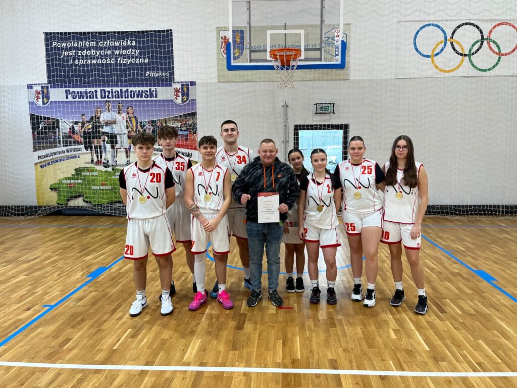 pamiątkowa fotografia koszykarzy i koszykarek z ZS nr 1 przy ul. Grunwaldzkiej w Działdowie i nauczyciela Krzysztofa Pawłowskiego