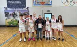 pamiątkowa fotografia koszykarzy i koszykarek z ZS nr 1 przy ul. Grunwaldzkiej w Działdowie i nauczyciela Krzysztofa Pawłowskiego