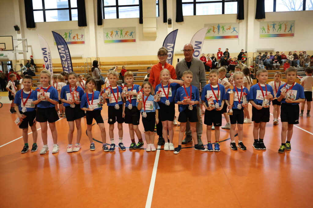 dzieci i dorośli pozują do pamiątkowej fotografii podczas Mistrzostw Działdowa Klas Pierwszych w Grach i Zabawach Ruchowych