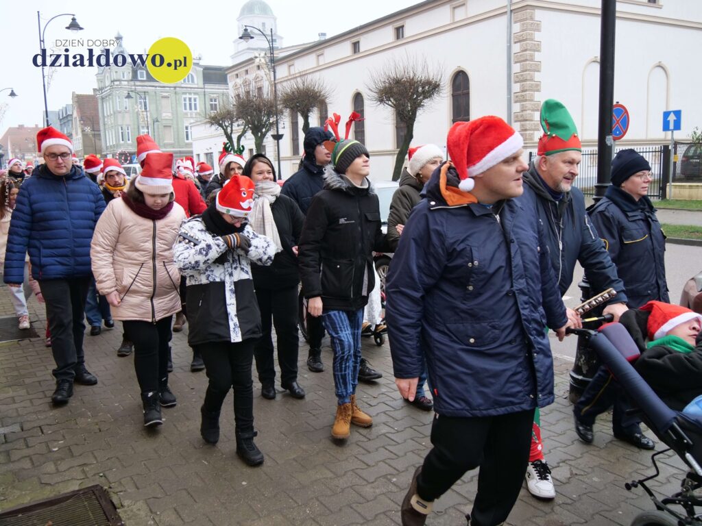 grupa osób idąca ulicą Działdowa w „Sztafecie z Mikołajem”