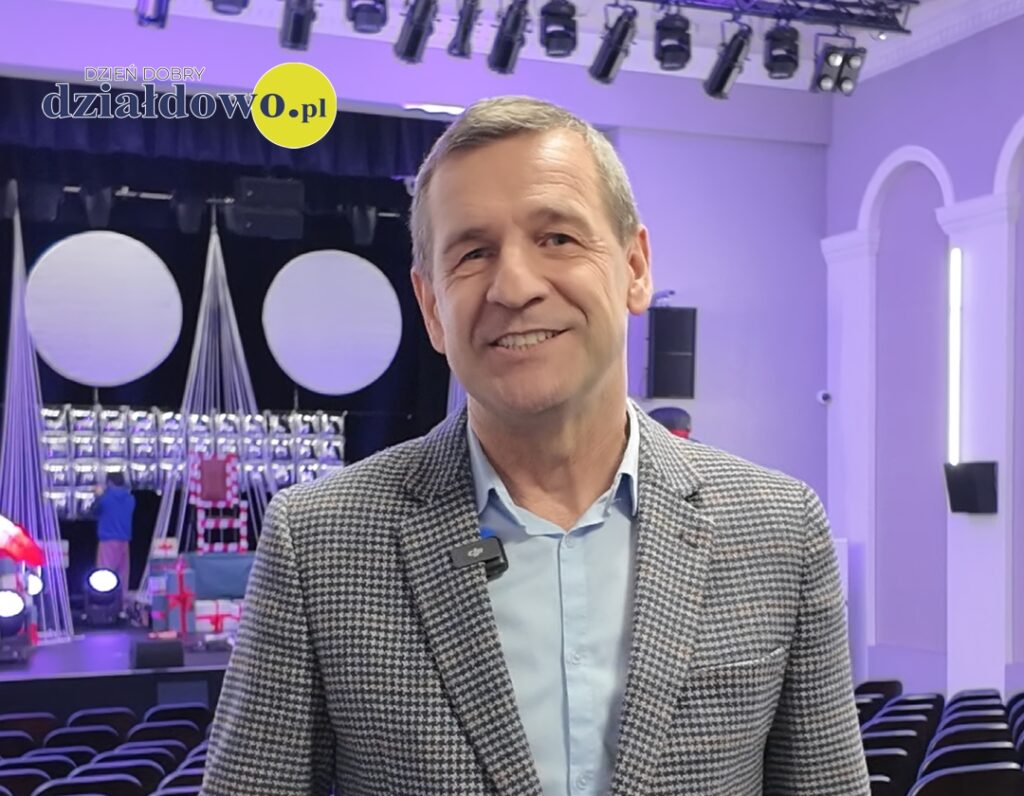 ławomir Rutkowski, dyrektor Miejskiego Domu Kultury w Działdowie, stoi w sali widowiskowej kina