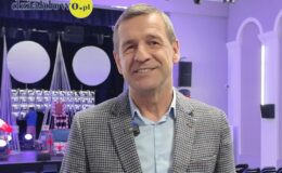 ławomir Rutkowski, dyrektor Miejskiego Domu Kultury w Działdowie, stoi w sali widowiskowej kina