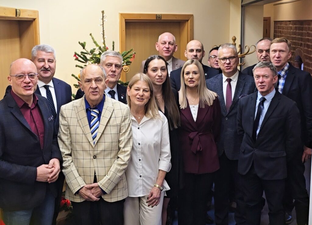 stoi grupa osób, kobiety i mężczyźni, radni miasta Działdowa i burmistrz zmiata Działdowa