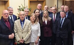 stoi grupa osób, kobiety i mężczyźni, radni miasta Działdowa i burmistrz zmiata Działdowa