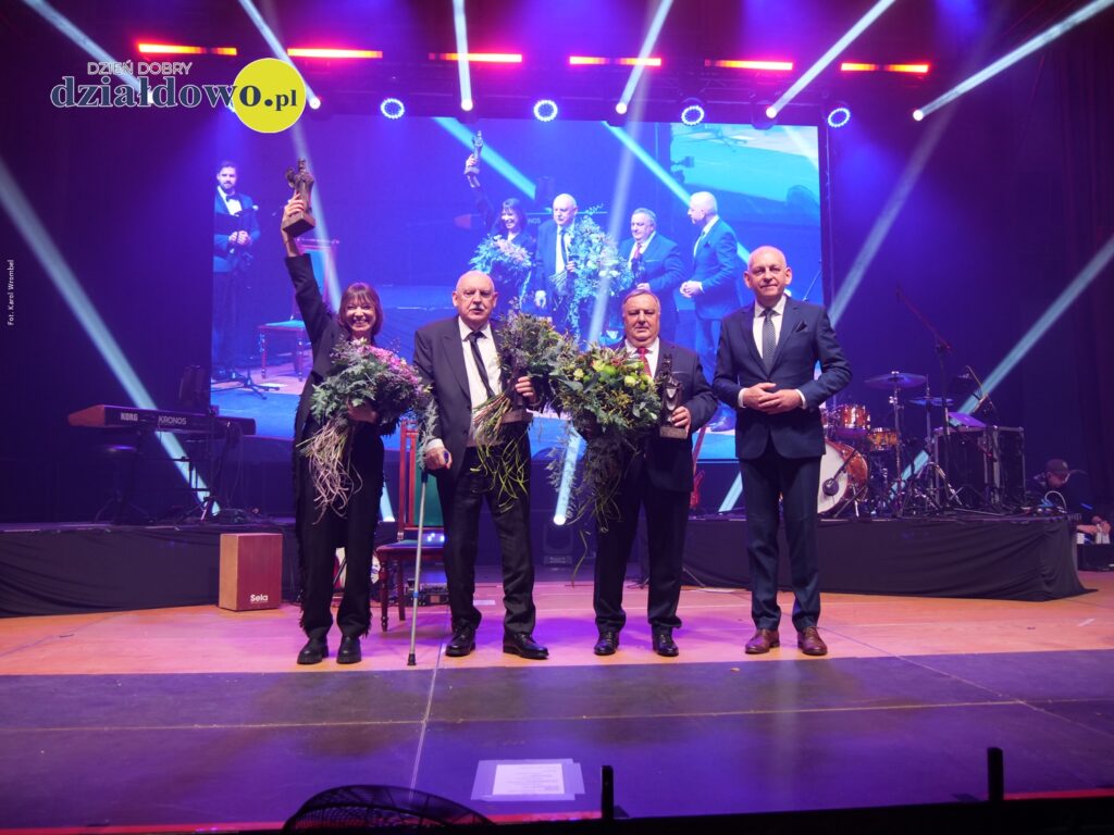 stoi kobieta i trzech mężczyzn (Bela Komoszyńska, Jerzy Kowalski, Jerzy Stankiewicz i Grzegorz Mrowiński) na scenie w sali widowiskowo-sportowej SP nr 2 w Działdowie