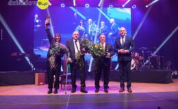 stoi kobieta i trzech mężczyzn (Bela Komoszyńska, Jerzy Kowalski, Jerzy Stankiewicz i Grzegorz Mrowiński) na scenie w sali widowiskowo-sportowej SP nr 2 w Działdowie