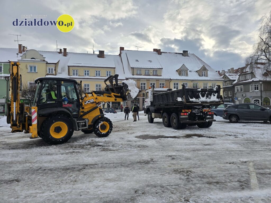 moment wywożenia śniegu z miasta, widać wywrotkę i koparkę