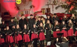 Chór „Our Voice” i „Chamber Orchestra” śpiewająco powitali Nowy Rok