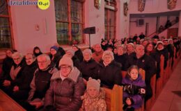 Chór „Our Voice” i „Chamber Orchestra” śpiewająco powitali Nowy Rok