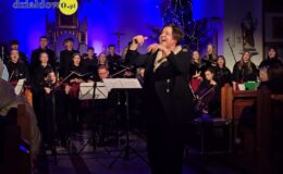 Chór „Our Voice” i „Chamber Orchestra” śpiewająco powitali Nowy Rok