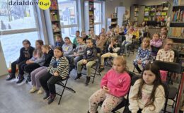 „Ślimakiem po Działdowie” – promocja kolorowanki w bibliotece 
