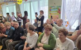 „Pszczółki” złożyły życzenia swoim babciom i dziadkom