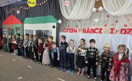 „Pszczółki” złożyły życzenia swoim babciom i dziadkom