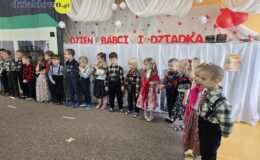 „Pszczółki” złożyły życzenia swoim babciom i dziadkom