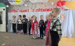 „Pszczółki” złożyły życzenia swoim babciom i dziadkom