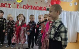 „Pszczółki” złożyły życzenia swoim babciom i dziadkom