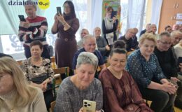 „Pszczółki” złożyły życzenia swoim babciom i dziadkom