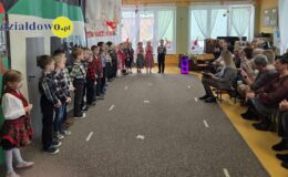 „Pszczółki” złożyły życzenia swoim babciom i dziadkom