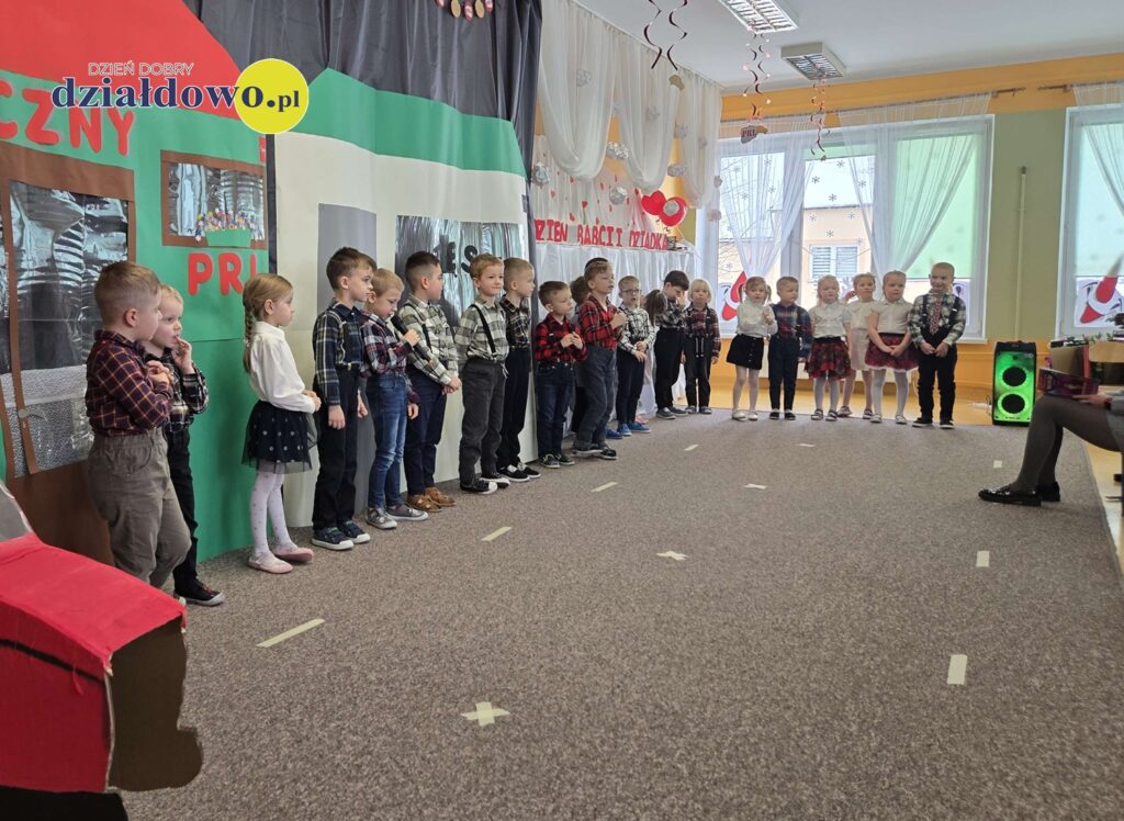 grupa przedszkolaków podczas występu z okazji Dnia Babci i Dziadka
