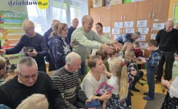 „Pszczółki” złożyły życzenia swoim babciom i dziadkom