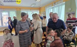 „Pszczółki” złożyły życzenia swoim babciom i dziadkom