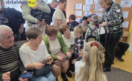 „Pszczółki” złożyły życzenia swoim babciom i dziadkom