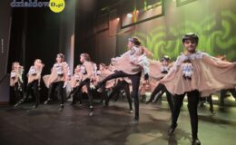 „Tajemniczy ogród”. Widowisko w wykonaniu grup artystycznych MDK (zdjęcia z przedstawienia i próby)
