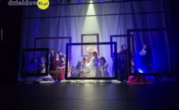 „Tajemniczy ogród”. Widowisko w wykonaniu grup artystycznych MDK (zdjęcia z przedstawienia i próby)